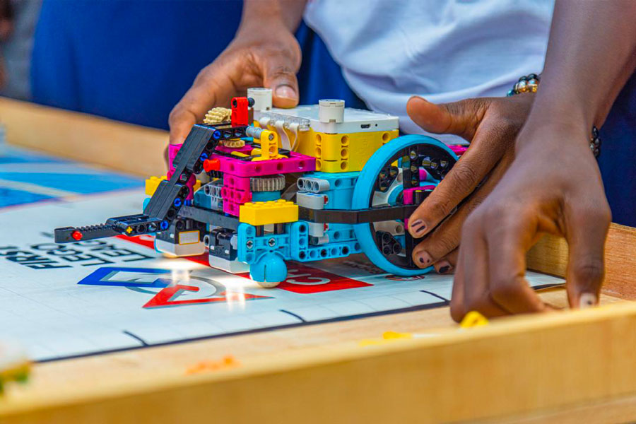 Promotion de la science, la technologie, l'ingénierie et les mathématiques : des filles issues de collèges et lycées de la Côte dIvoire défendront les couleurs du pays au Maroc lors du First Lego League