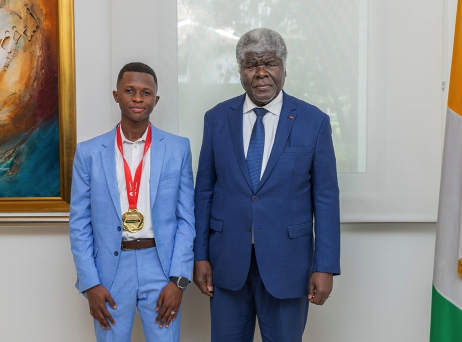 Promotion de l’excellence : le Premier Ministre apporte son soutien au lauréat ivoirien de la compétition mondiale de Huawei ICT 