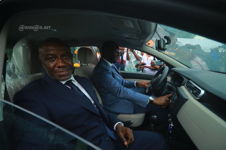 PURGA-COVID-19 : le Ministre Souleymane Diarrassouba procède à la remise de 17 véhicules et 50 motos à l’OCPV