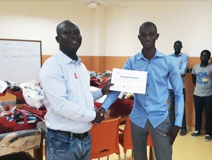 LafargeHolcim récompense 28 nouveaux maçons du programme d’aide à la réinsertion professionnelle « 70 maçons »