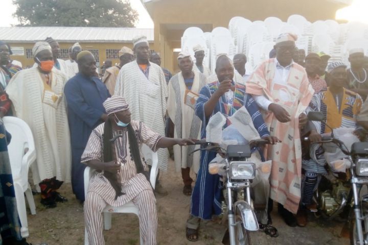 Des services publics et les chefs coutumiers équipés par le conseil régional