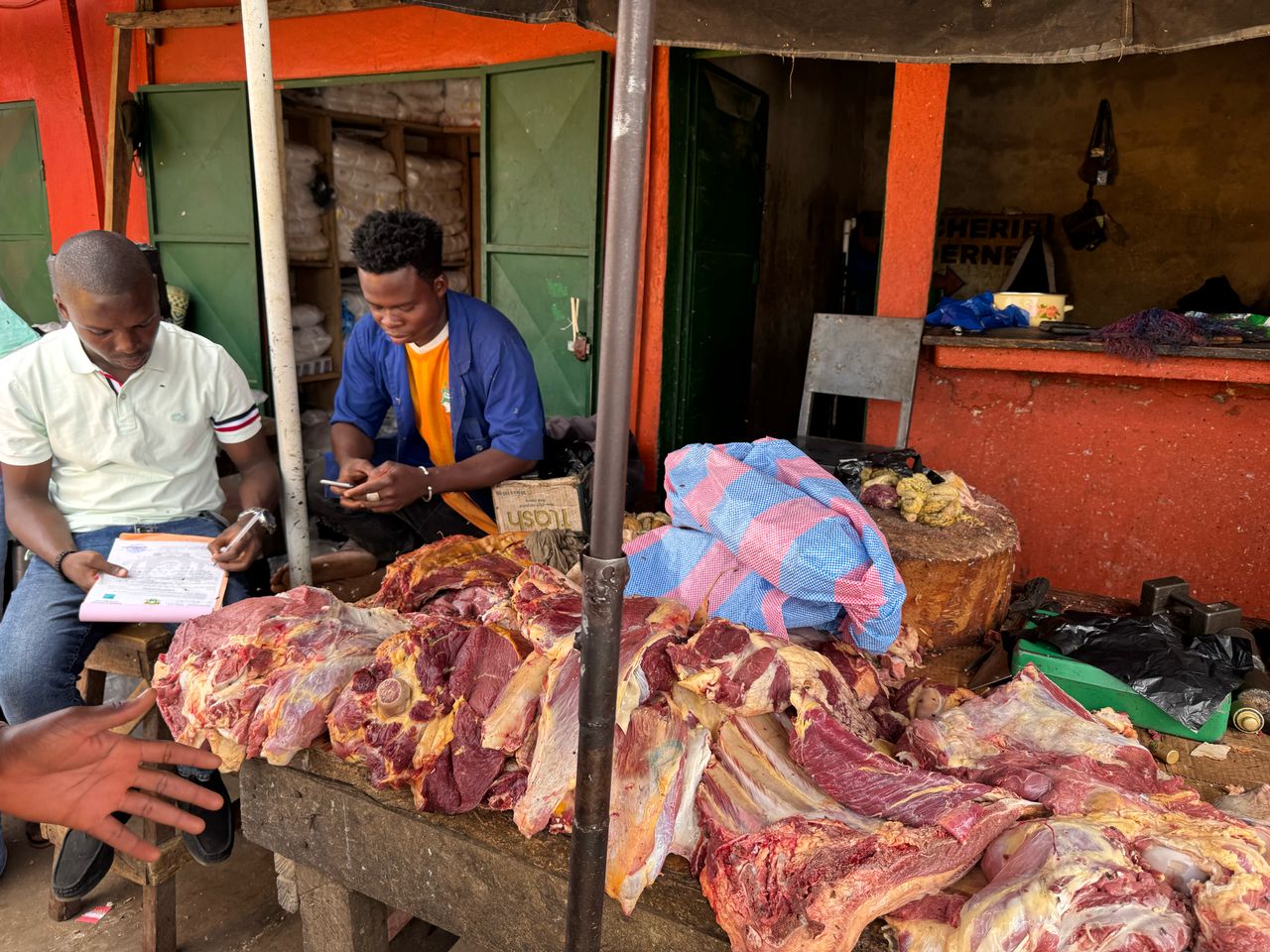Région du Gbèkè : Les autorités sanctionnent des bouchers pour pratiques illégales sur les prix