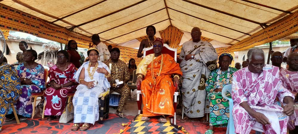Région du Moronou: le roi Nanan Ehora Tehoua II en visite à Assahara, dans la tribu Allangwa