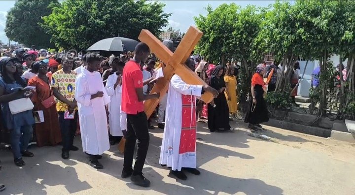 Religion : les chrétiens catholiques commémorent le Vendredi saint, jour de recueillement et de méditation