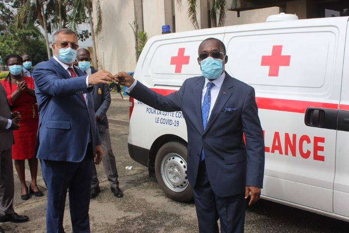 Lutte contre le covid-19 : le ministre de la santé réceptionne une ambulance médicalisée
