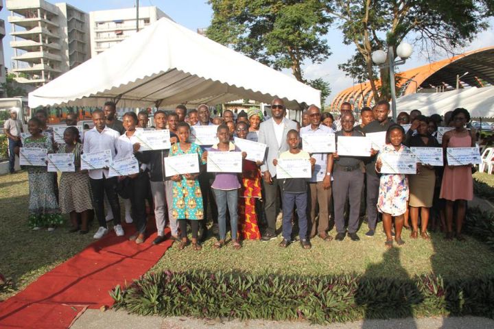 Commune du Plateau : Près de 20 millions de FCfa de bourses offerts par le maire à une centaine d`étudiants