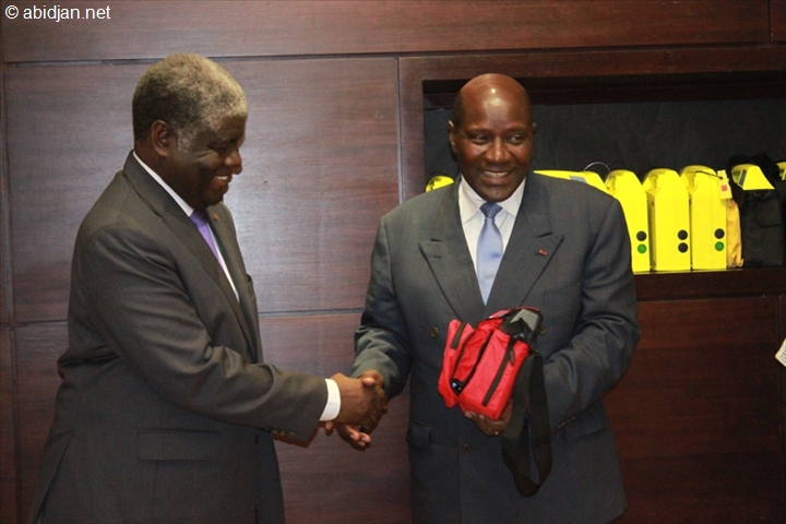 Coopération décentralisée / Santé publique : Beugré Mambé remet 24 défibrillateurs à Duncan