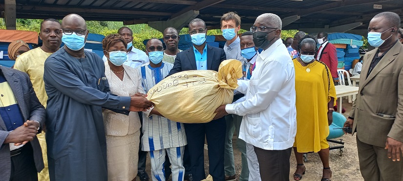La mairie de Bouaké fait don de matériels médicaux et de vêtements aux structures sanitaires et caritatives de la commune