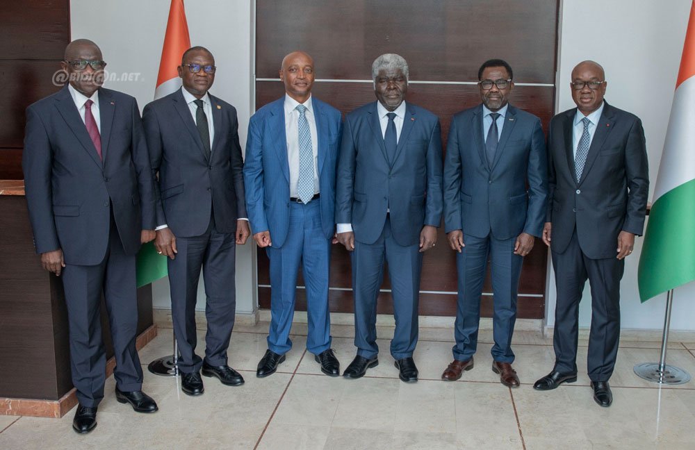 Rencontre du Premier Ministre, Ministre des Sports et du Cadre de Vie avec le président de la Confédération Africaine de Football (CAF)