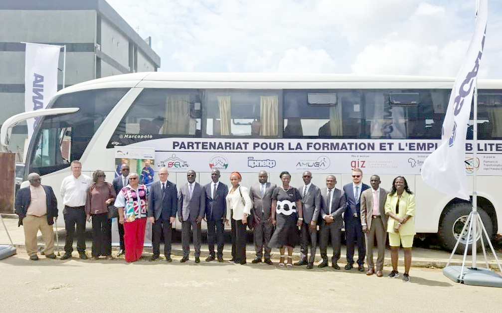 Renforcement de la sécurité routière : l’OSER reçoit un autobus pour la formation pratique des conducteurs professionnels