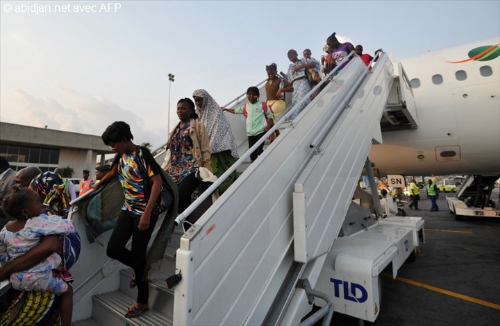 Arrivée à Abidjan d’une centaine d’Ivoiriens évacués de Bangui par Alassane Ouattara