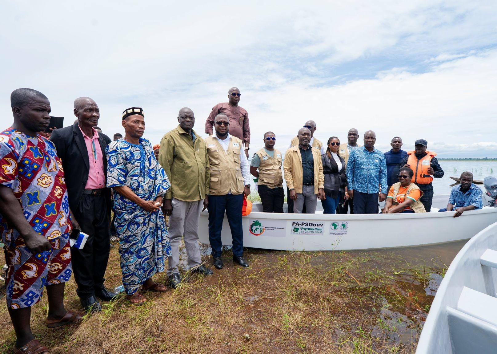 Ressources halieutiques : le PA-PSGouv remet des embarcations aux services de pêche des lacs de Kossou et de Buyo