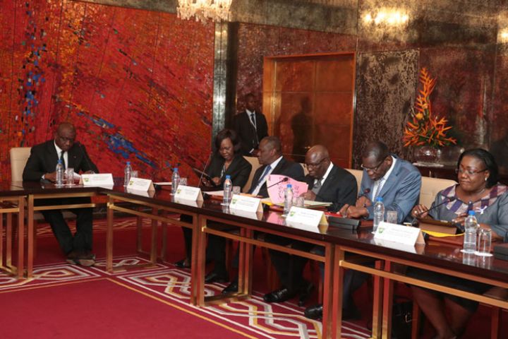 Ebola : la Côte d’Ivoire maintient la fermeture de ses frontières et ouvre des couloirs humanitaires