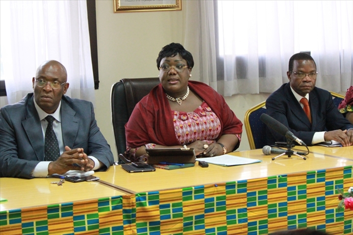 Anne Ouloto menace de faire tomber des têtes / Les noms des grévistes exigés / Les structures toujours fermées