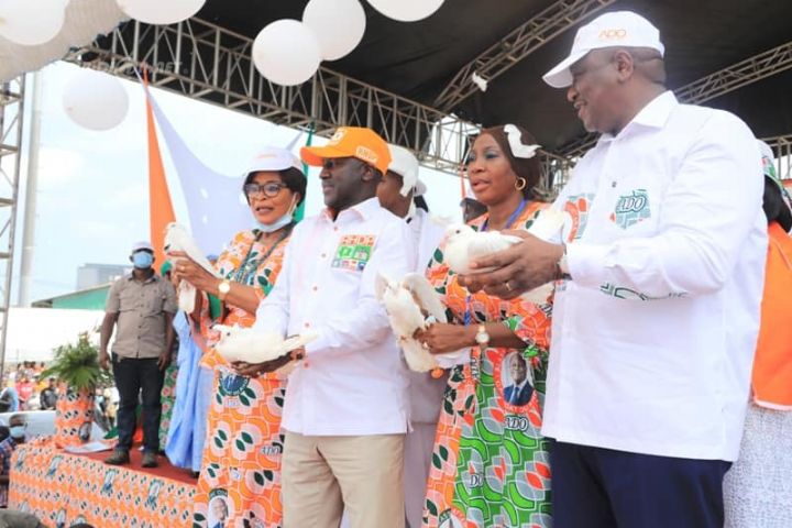 Présidentielle 2020: les femmes du RHDP célèbrent la victoire du candidat Alassane Ouattara au cours d’un meeting à Abidjan