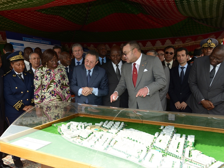 SM le Roi visite le chantier du projet immobilier 