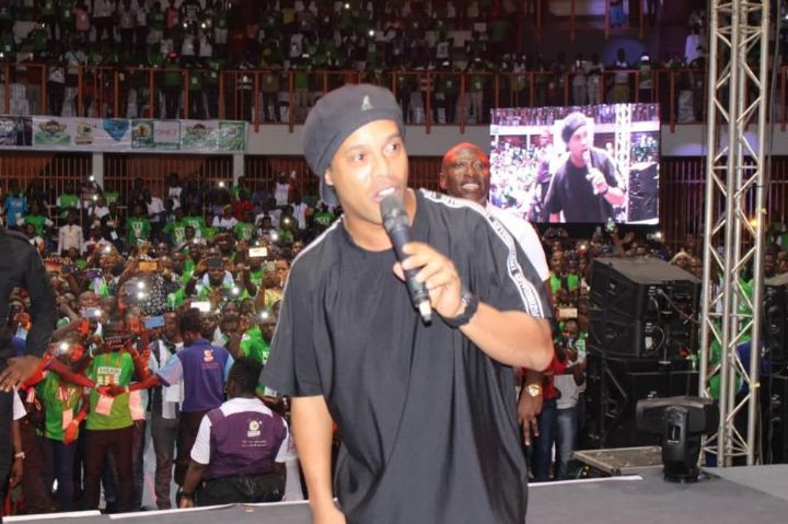 Convention marquant les 10 ans de la ’’Wave 15’’ à Treichville : Ronaldinho fait le show au palais des sports