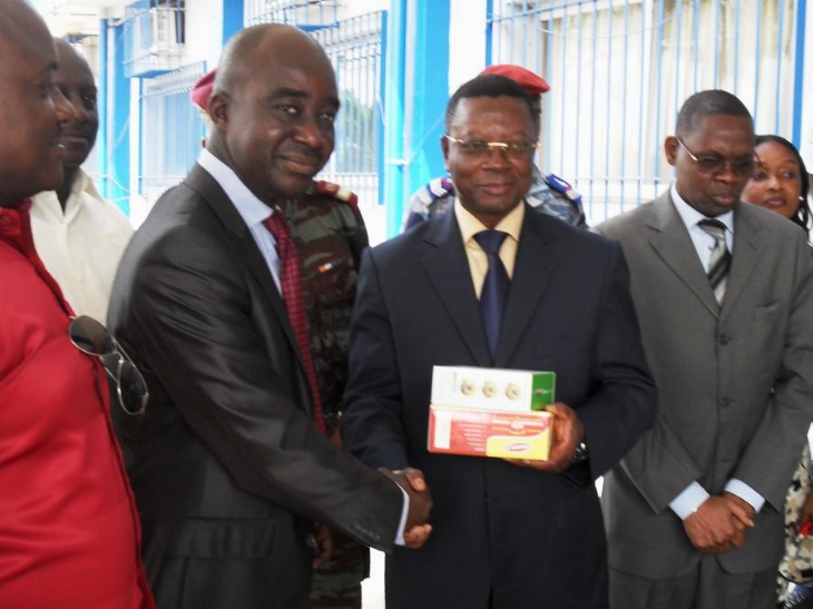 Don à la RTI : Le groupe Cocody nouveau et le Dr Arsene Ouattara offrent du matériel médical au centre de santé