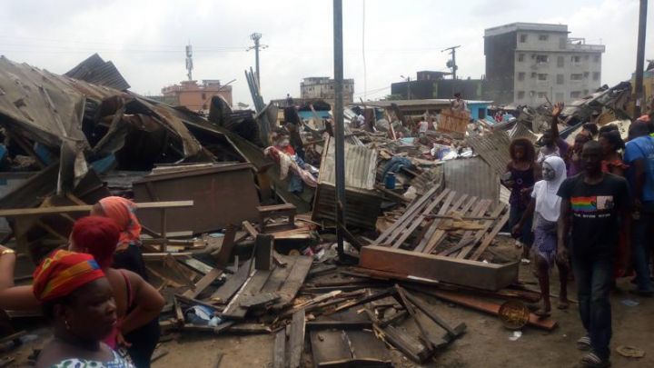Opération de déguerpissement à Adjamé-Macaci / Un bus de la Sotra caillassé