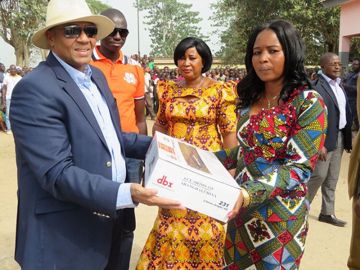 Le maire Samy Merhy offre du matériel à la radio locale