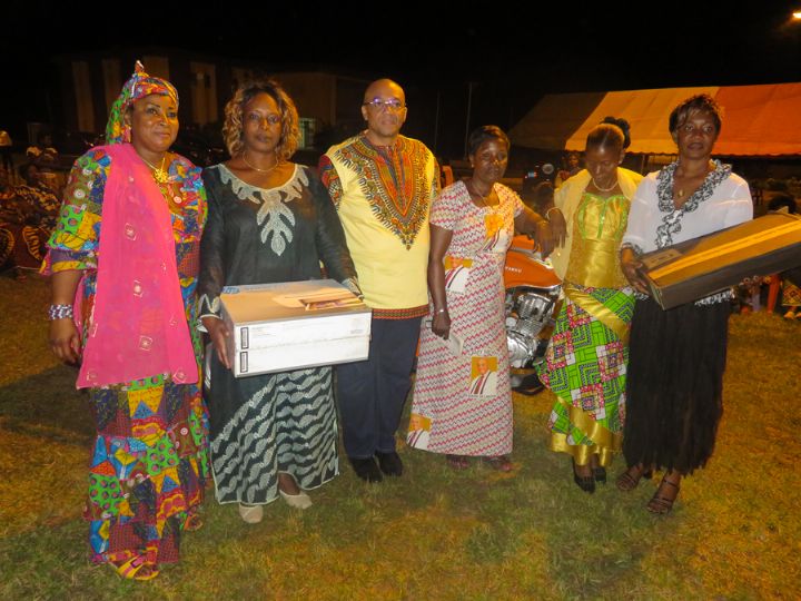 Lakota, le maire Samy Merhy offre un tricycle aux épouses des instituteurs et du matériel informatique aux secrétaires