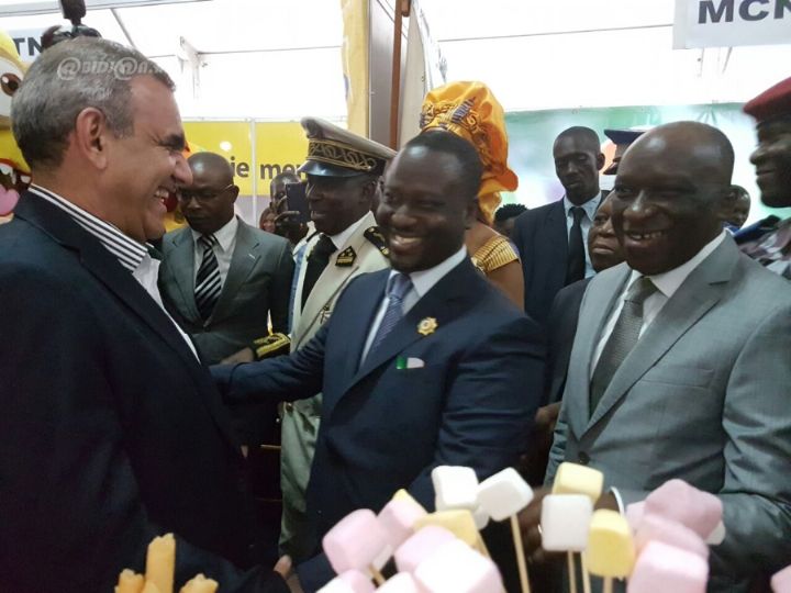 Guillaume Soro  procède à la  visite les stands présents à la 6e édition des Journées Nationales de Valorisation de l’Agriculture
