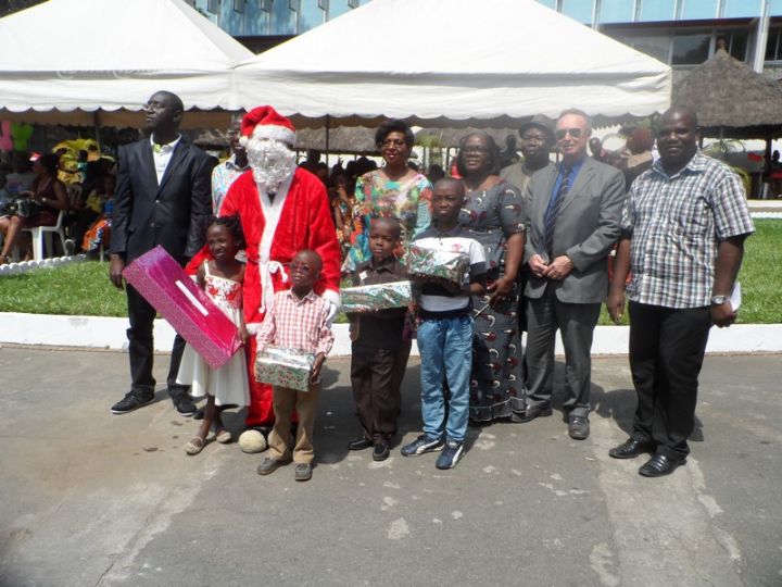 Arbre de Noel pour les enfants des journalistes: de nombreux tout-petits ont reçu des présents