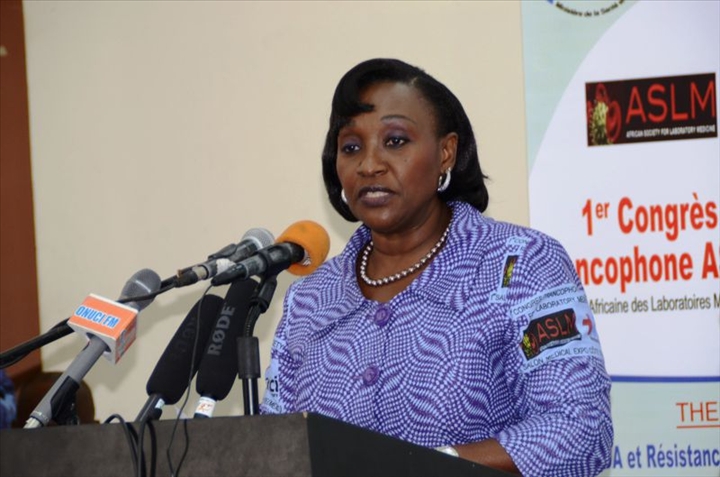 Lutte contre le tabagisme: la ministre de la santé remet les instruments de la campagne de masse aux députés de la commission des affaires sociales et culturelles