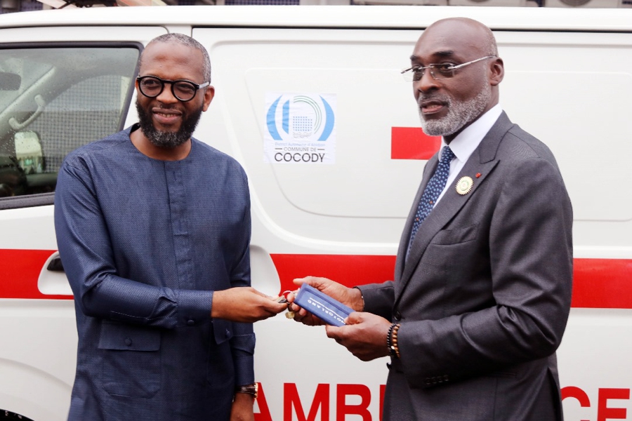Santé : le maire Jean-Marc Yacé offre une ambulance au CHU de Cocody