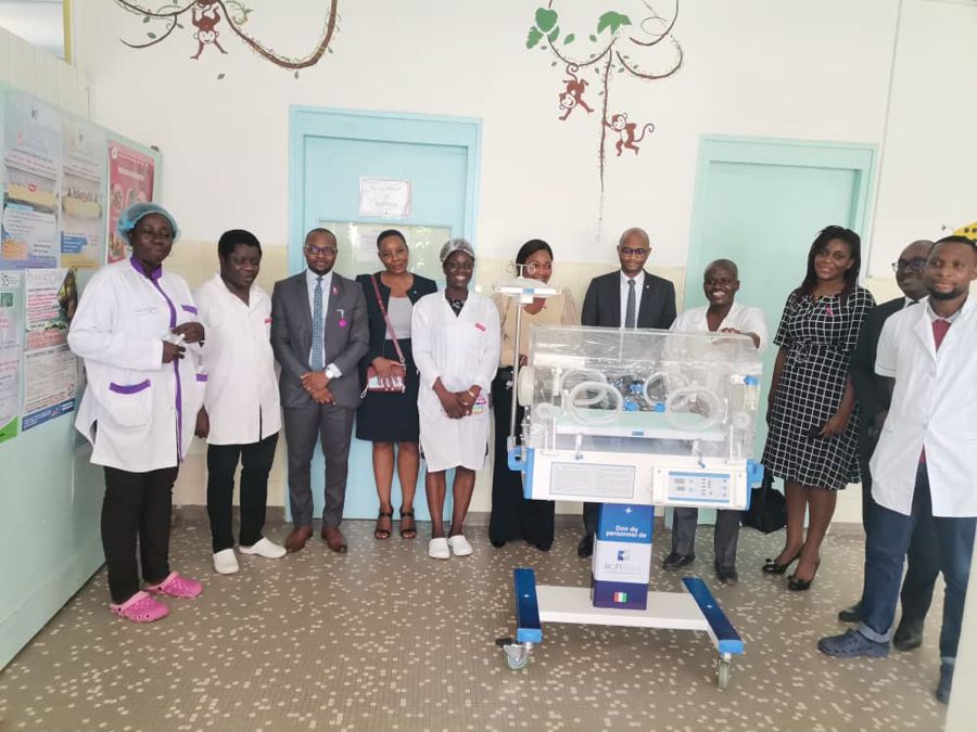 Santé : les CHU de Cocody et de Treichville,  reçoivent deux couveuses du personnel de BGFIBank Côte d’Ivoire