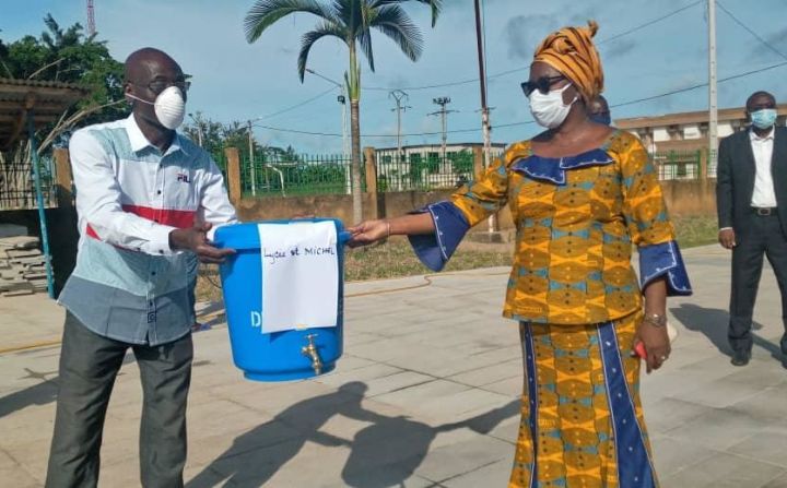 La mairie de Tiassalé offre des dispositifs de lavage des mains aux écoles de la commune