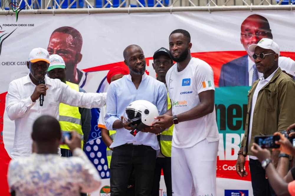 Sécurité routière : le ministère des Transports sensibilise les livreurs à moto sur le port du casque