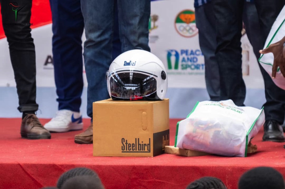 Sécurité routière : Le ministère des Transports et la fondation Cheick Cissé sensibilisent les livreurs à moto sur le port du casque