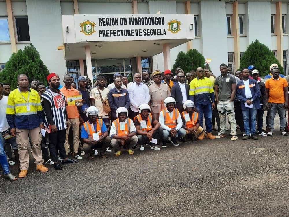 Sécurité routière: les conducteurs de motos taxis de Séguéla reçoivent du matériel de protection