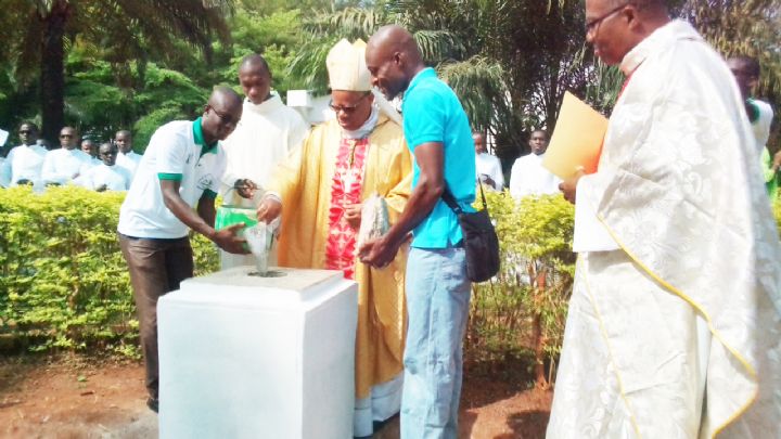 Les séminaristes financent entièrement une stèle de 2,60 m