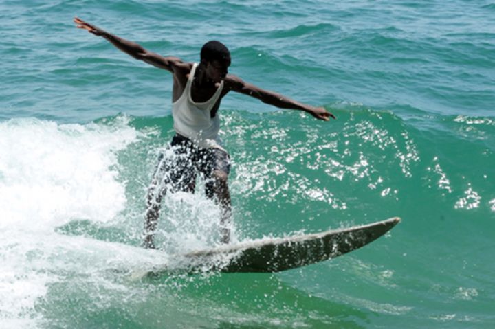 La première école de surf ouvre en Côte d’Ivoire