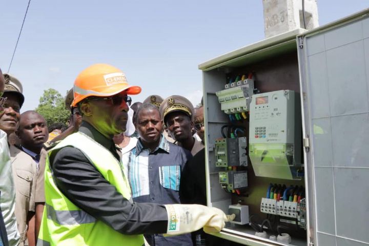 Le vent du Social souffle très fort sur le Kabadougou: Après l’eau pour tous, le Ministre Adama KONE met sous tension Sianso-Koroni (Odienné)