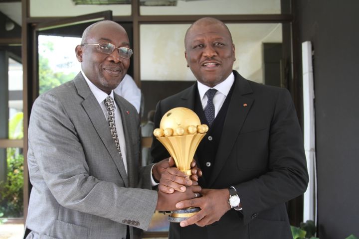 CAN 2015/Après la victoire des Eléphants : Sidy Diallo présente le trophée à Hamed Bakayoko