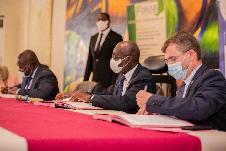 Signature à Abidjan d’un accord pour débarrasser les baies lagunaires des déchets plastiques