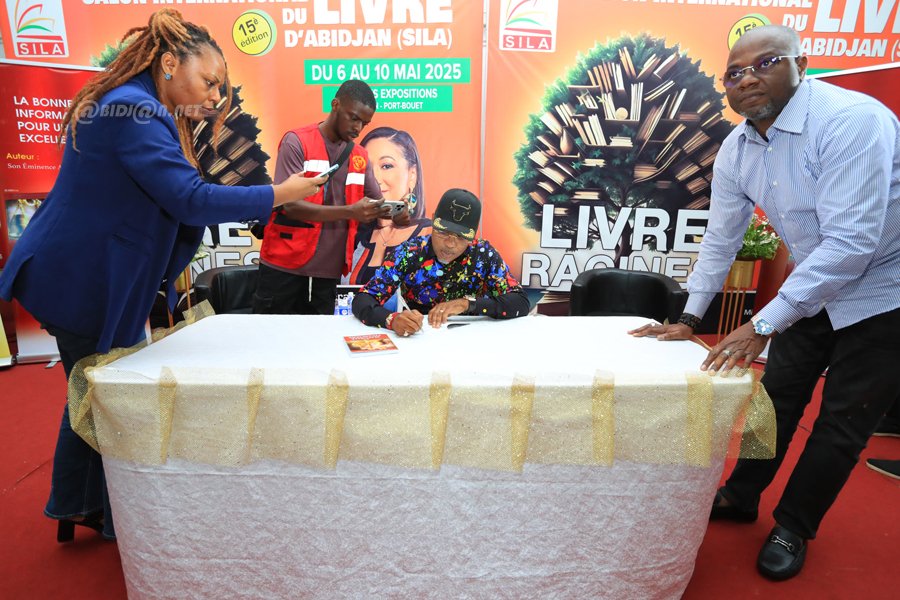 SILA 2025 : L’Archevêque Kodja Guy Vincent dedicace ses livres et met  en avant les clés d’une vie financière équilibrée