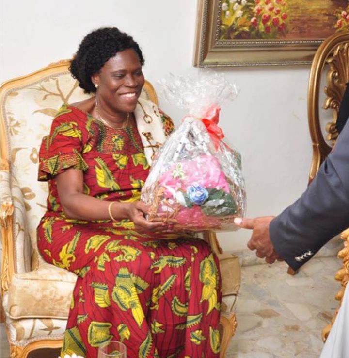 Journée internationale de la Femme: Bakayoko-Ly Ramata offre à Simone Gbagbo le pagne de l’édition 2019