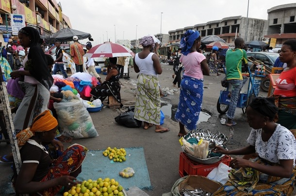 A l`heure de la crise, Abidjan s`accroche à un semblant de normalité