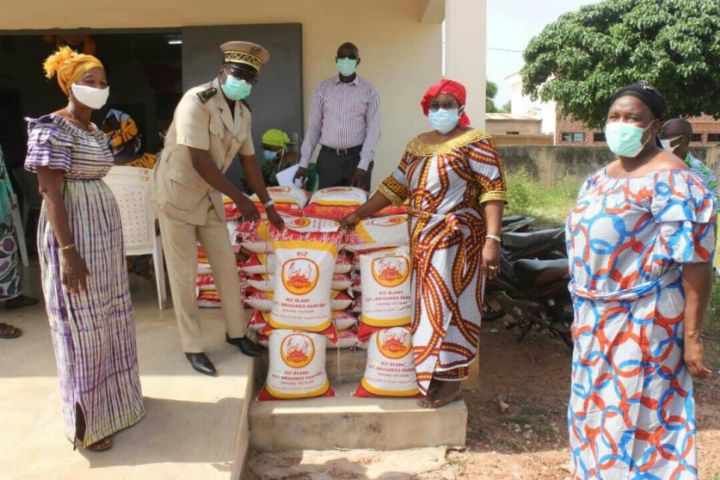COVID-19 : une association fait don de matériel de protection aux établissements sanitaires de Sinématiali