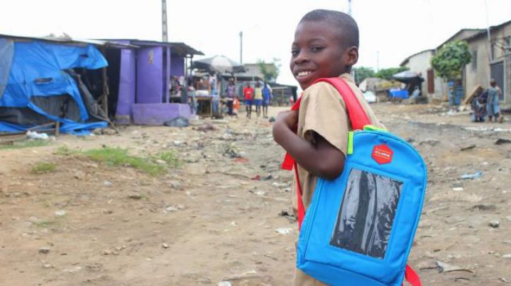 Pas de lumière pour faire ses devoirs ? Voici le cartable solaire ivoirien