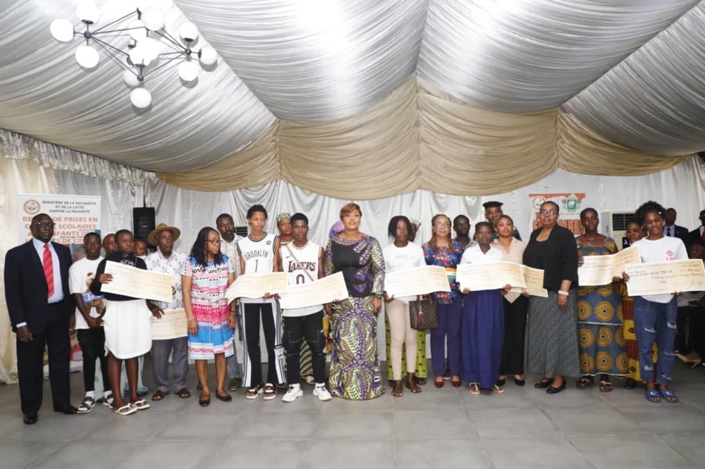 Solidarité : 218 élèves et étudiants issus des familles des victimes des crises reçoivent des prises en charge scolaires du Gouvernement