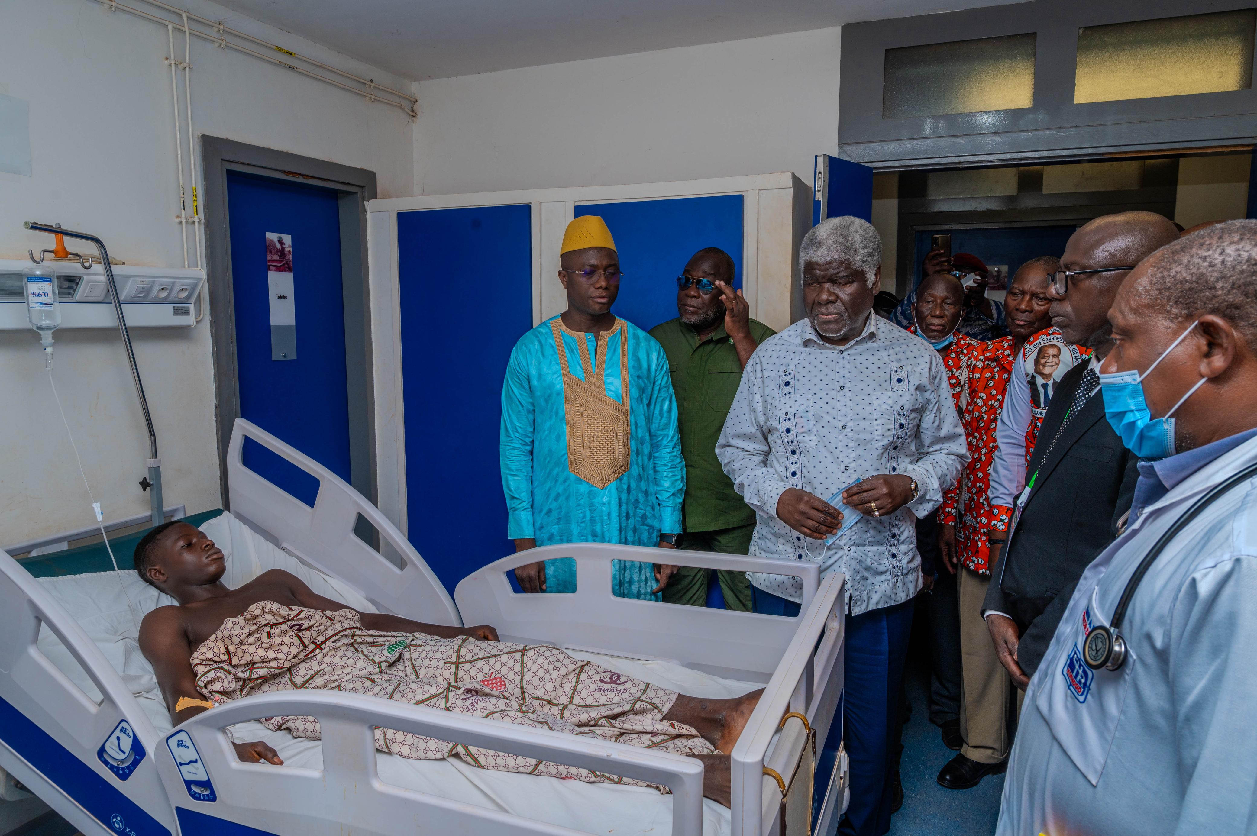 Solidarité : Beugré Mambé apporte le réconfort du gouvernement aux victimes des affrontements de Gbon