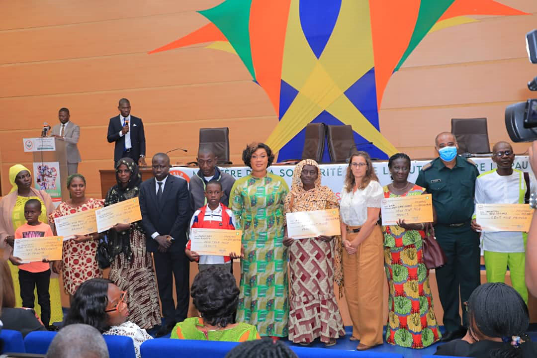 Solidarité : des prises en charge scolaires remises à 259 élèves et étudiants issus de 122 familles victimes des crises survenues en Côte d'Ivoire