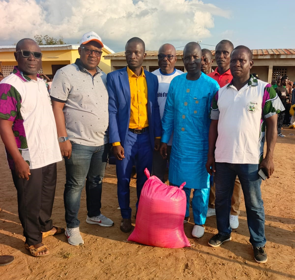 Solidarité : la Coopérative des jeunes agriculteurs de Faragbou-Lawa offre 500 kg de riz à la nouvelle cantine scolaire de Béréni-Dialla