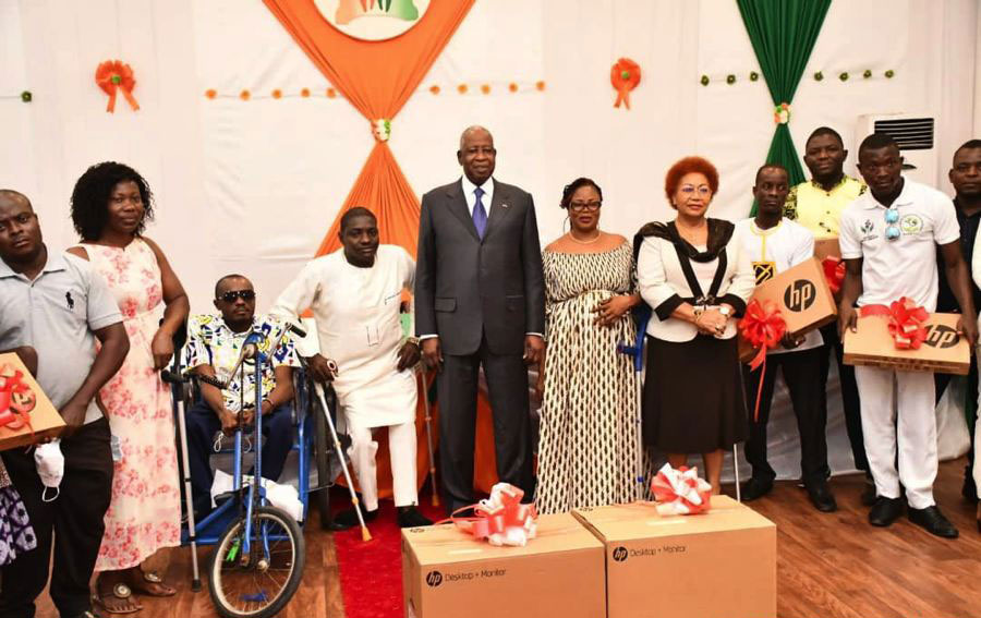 Solidarité : le Groupement d'insertion des Élèves et Étudiants Handicapés de Côte d'Ivoire doté en équipements informatiques
