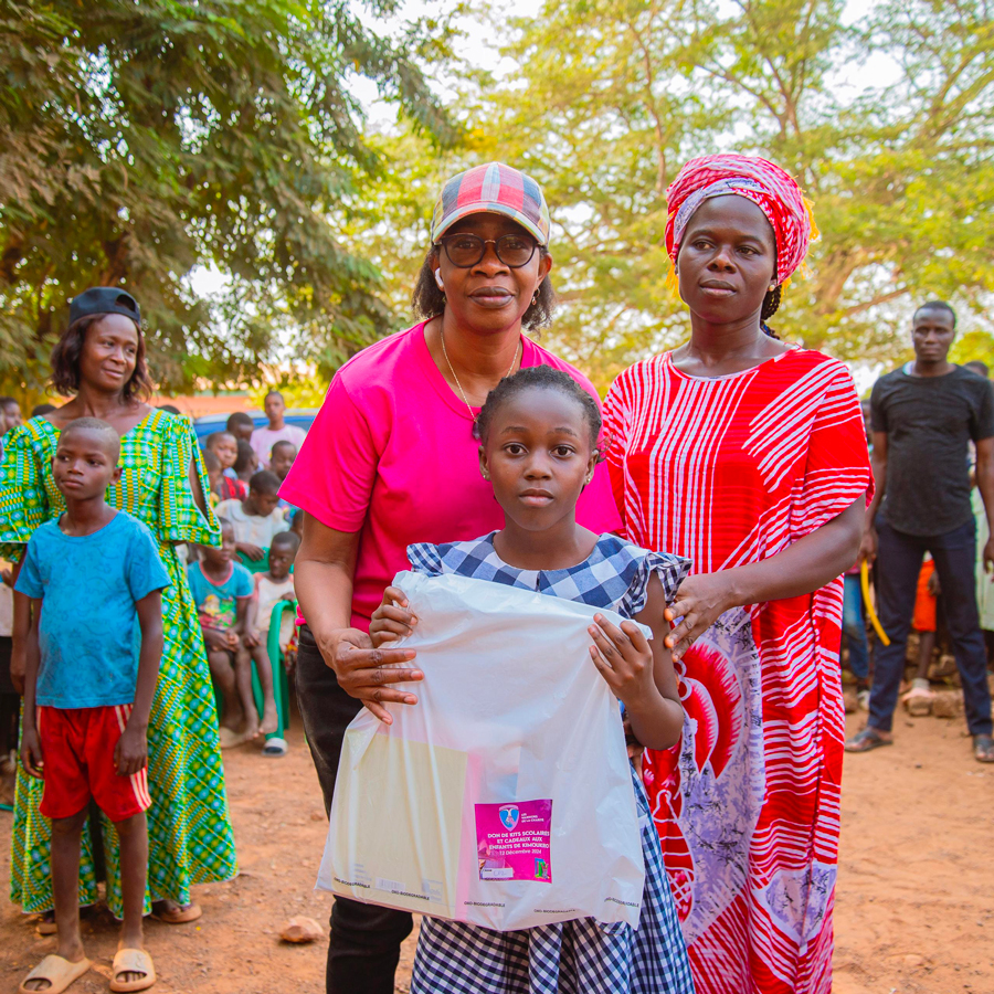 Solidarit Les Warriors De La Charit Offrent Des Kits Scolaires Et